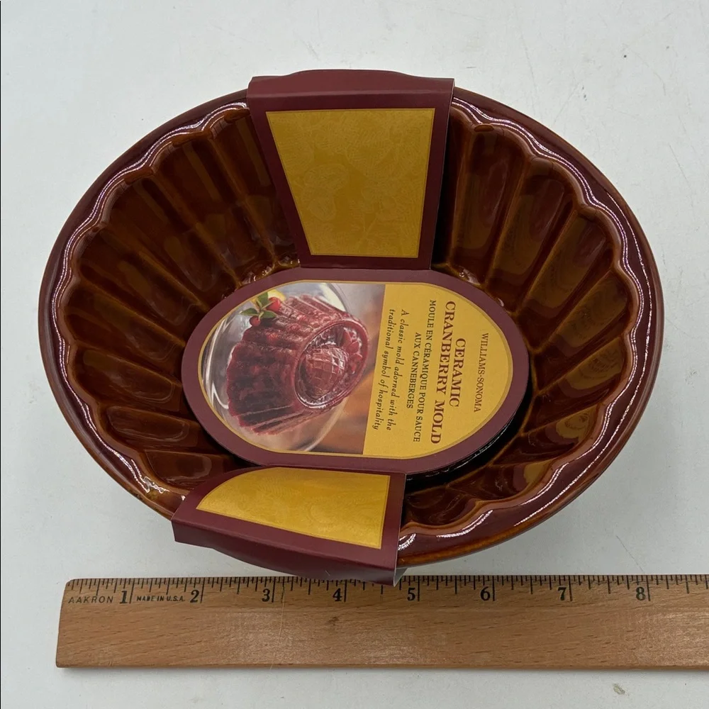Williams Sonoma Ceramic Mold in Rich Brown
